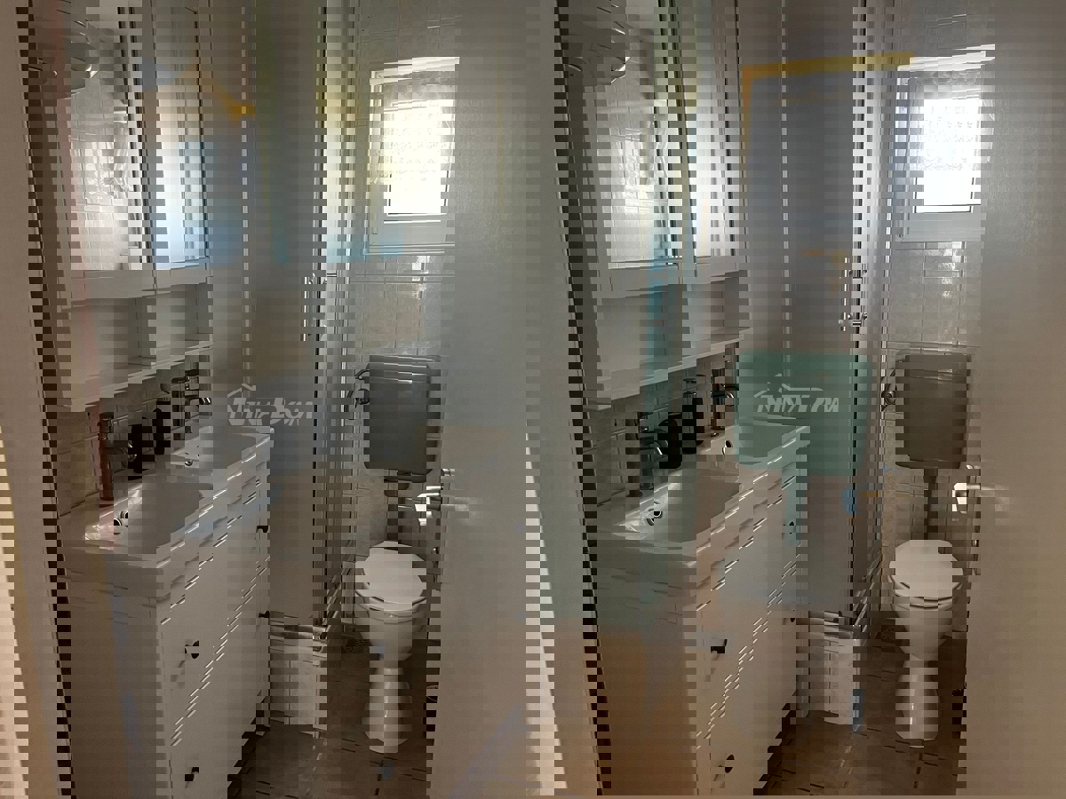 Proprietà familiare con due appartamenti con tre camere da letto, vicino al centro.