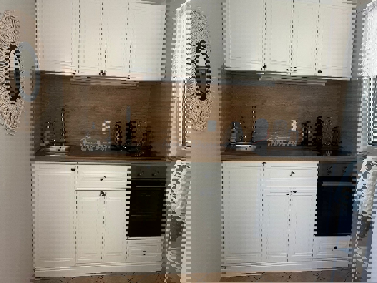 Proprietà familiare con due appartamenti con tre camere da letto, vicino al centro.