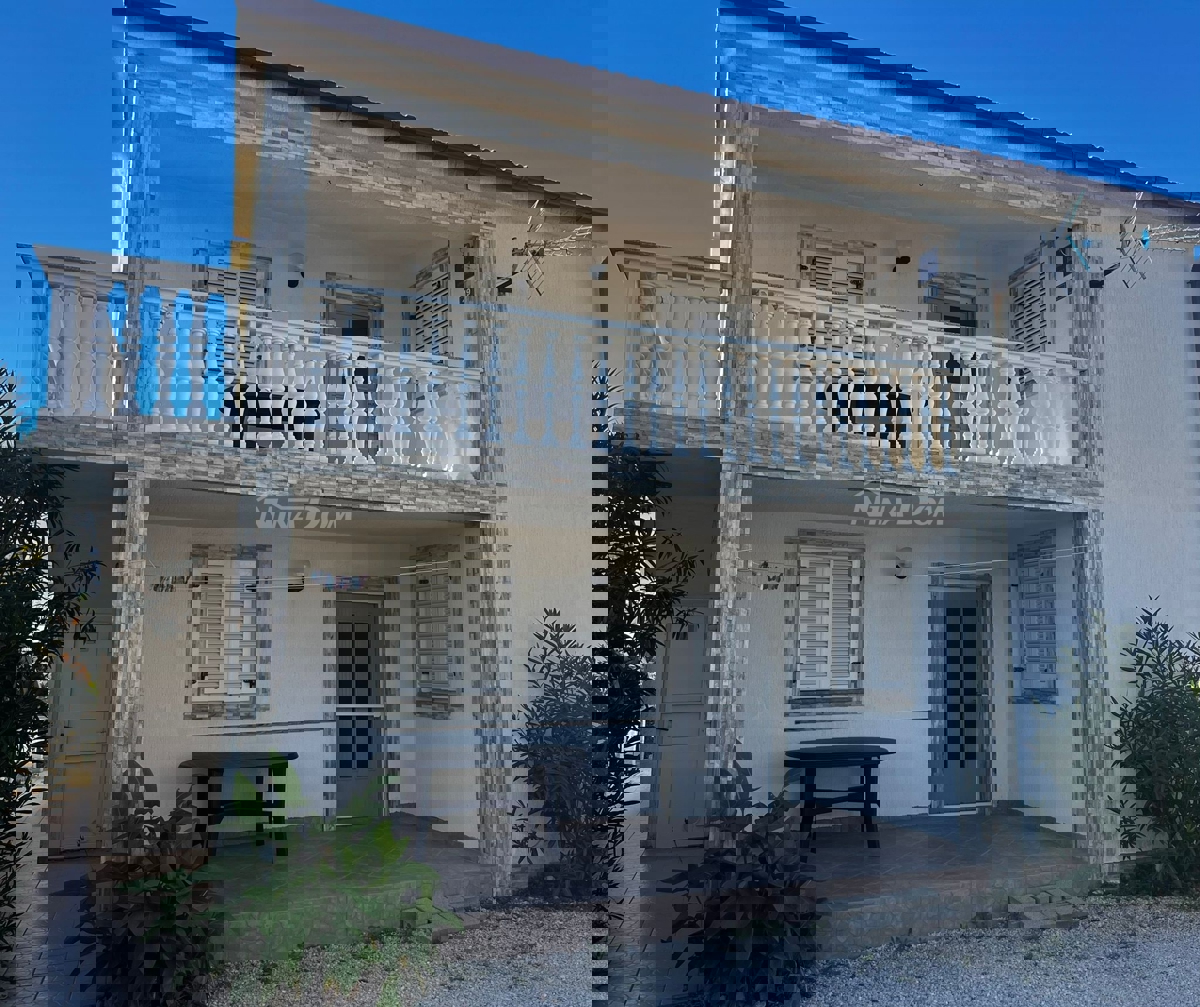 Proprietà familiare con due appartamenti con tre camere da letto, vicino al centro.