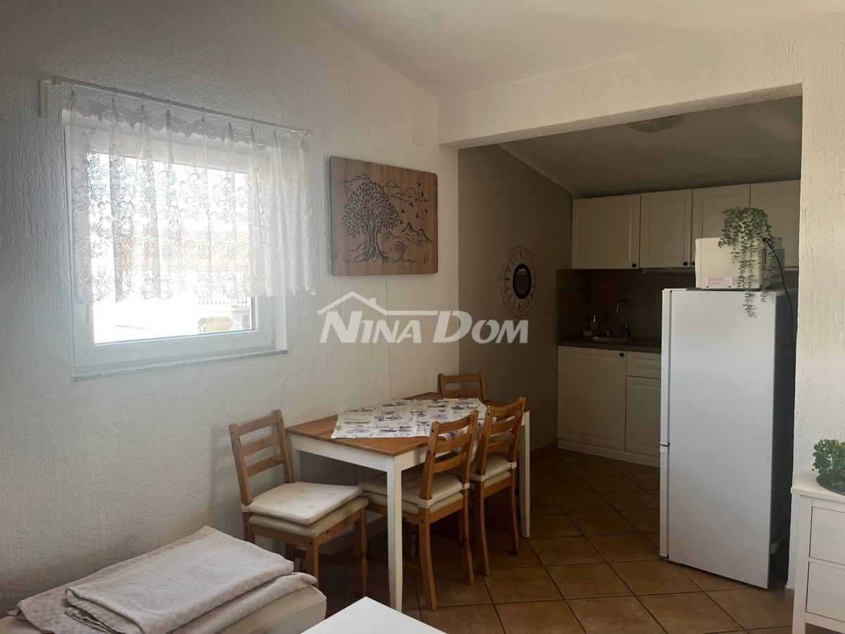 Proprietà familiare con due appartamenti con tre camere da letto, vicino al centro.