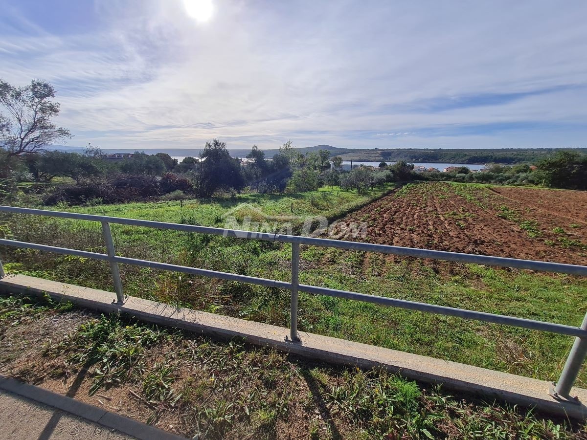 Terreno edificabile a Posedarje, a 600 metri dal mare con vista panoramica