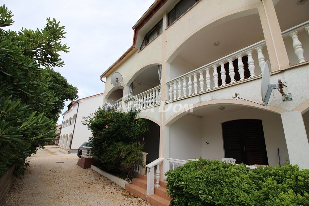 Appartamento con due camere da letto sul lato sud di Vir, primo piano