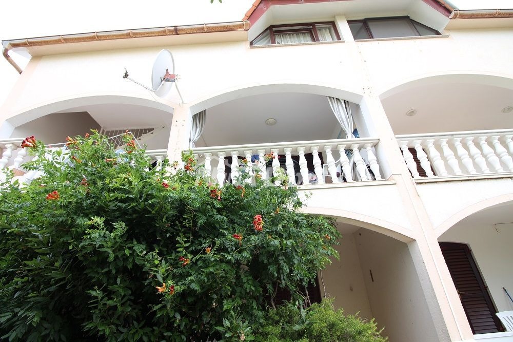 Appartamento con due camere da letto sul lato sud di Vir, primo piano