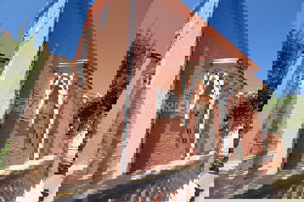 Proprietà familiare in una bellissima posizione, lato sud a 70 m. dal mare