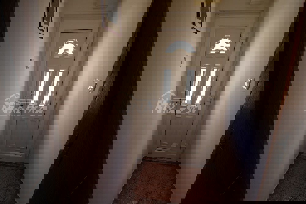 Proprietà familiare in una bellissima posizione, lato sud a 70 m. dal mare