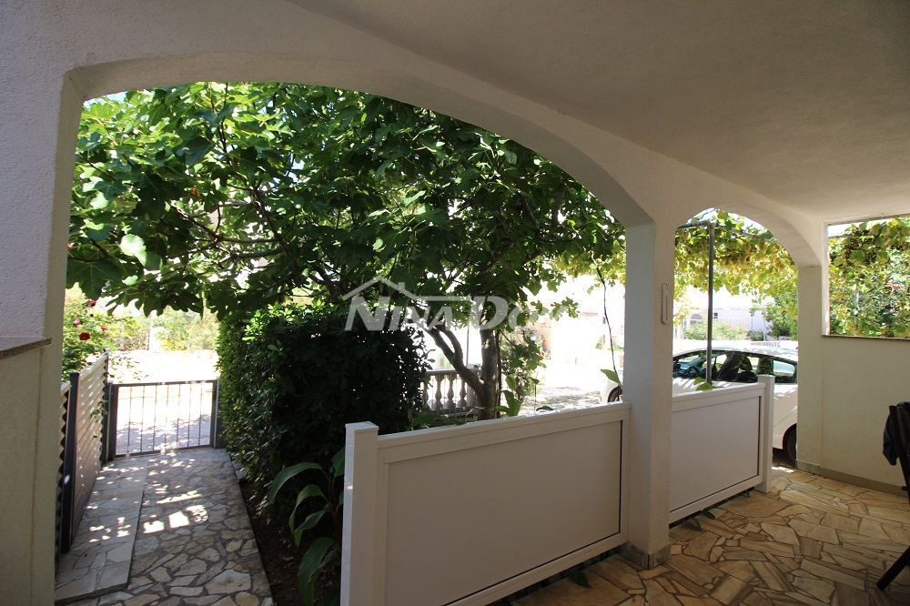 Proprietà familiare in una bellissima posizione, lato sud a 70 m. dal mare