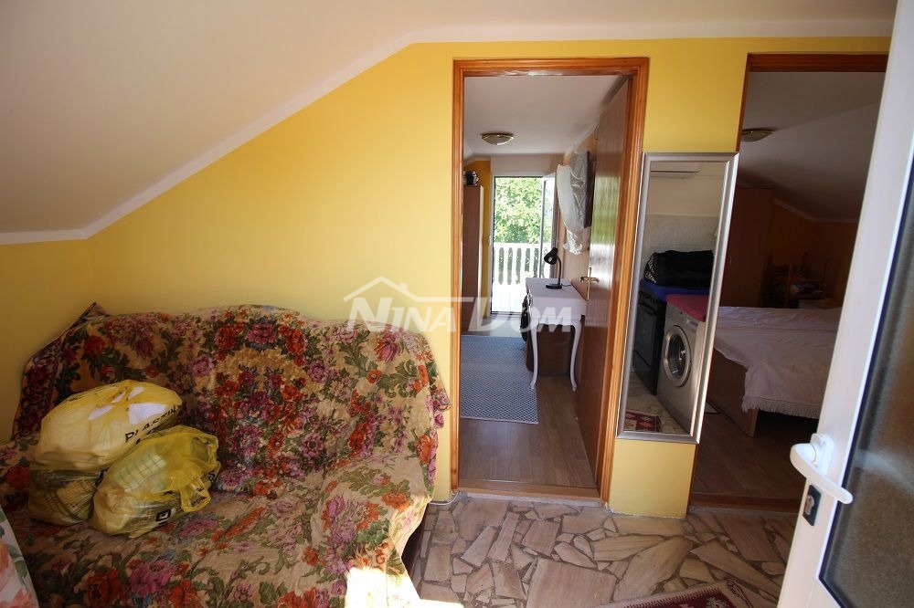 Proprietà familiare in una bellissima posizione, lato sud a 70 m. dal mare