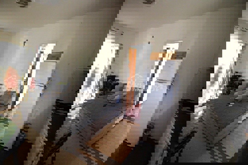 Proprietà familiare in una bellissima posizione, lato sud a 70 m. dal mare