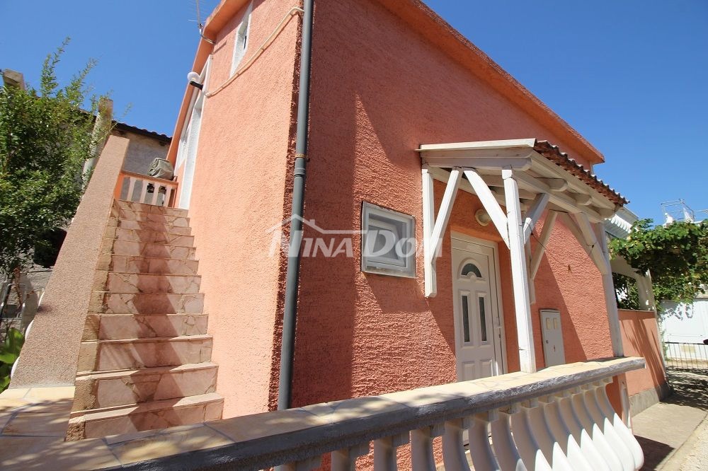 Proprietà familiare in una bellissima posizione, lato sud a 70 m. dal mare