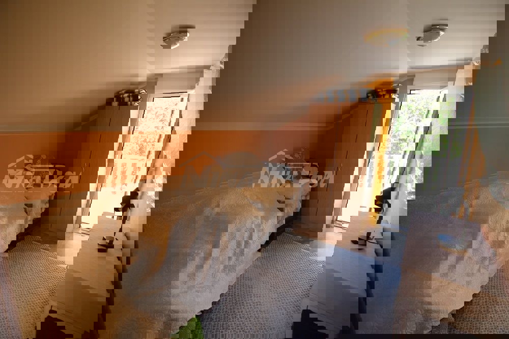 Proprietà familiare in una bellissima posizione, lato sud a 70 m. dal mare