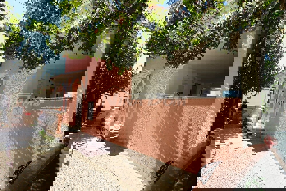 Proprietà familiare in una bellissima posizione, lato sud a 70 m. dal mare