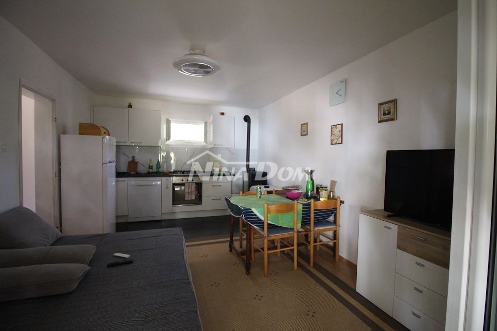 Proprietà familiare in una bellissima posizione, lato sud a 70 m. dal mare