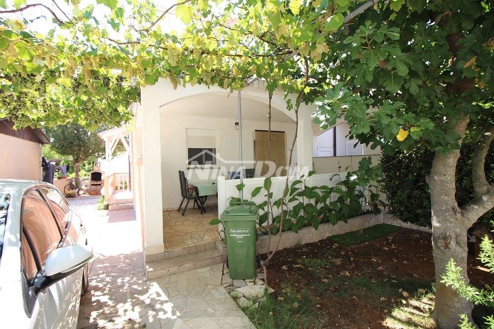 Proprietà familiare in una bellissima posizione, lato sud a 70 m. dal mare