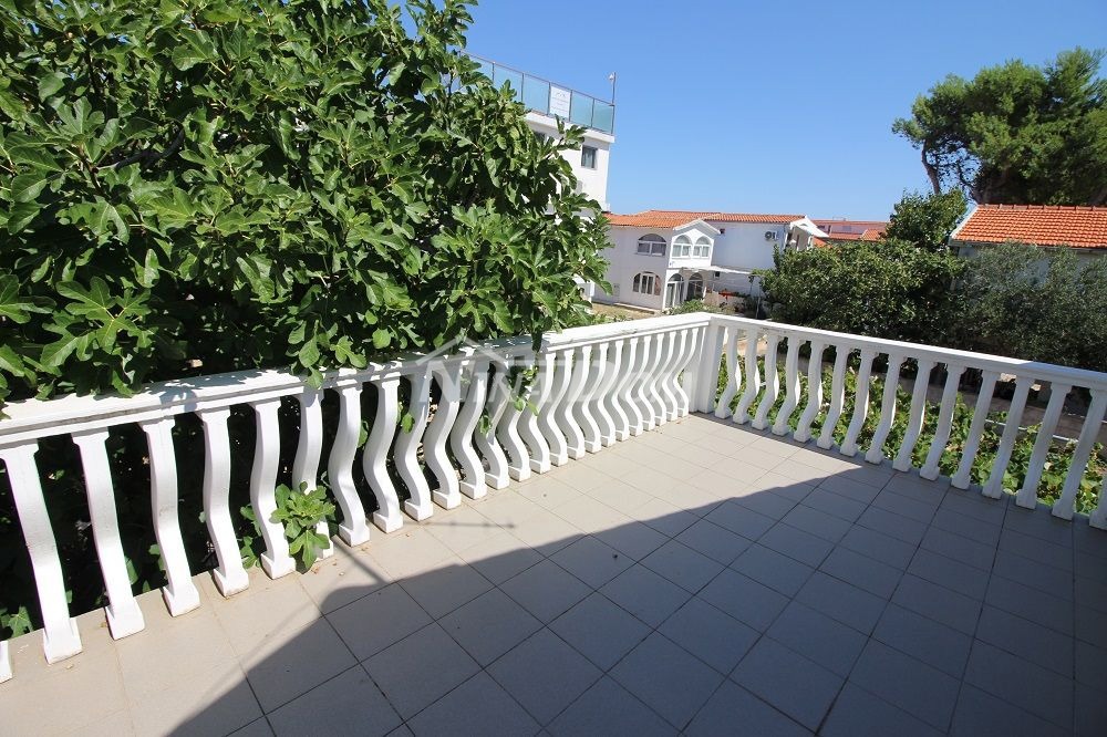 Proprietà familiare in una bellissima posizione, lato sud a 70 m. dal mare