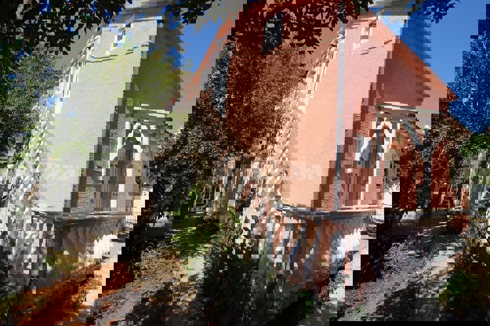 Proprietà familiare in una bellissima posizione, lato sud a 70 m. dal mare