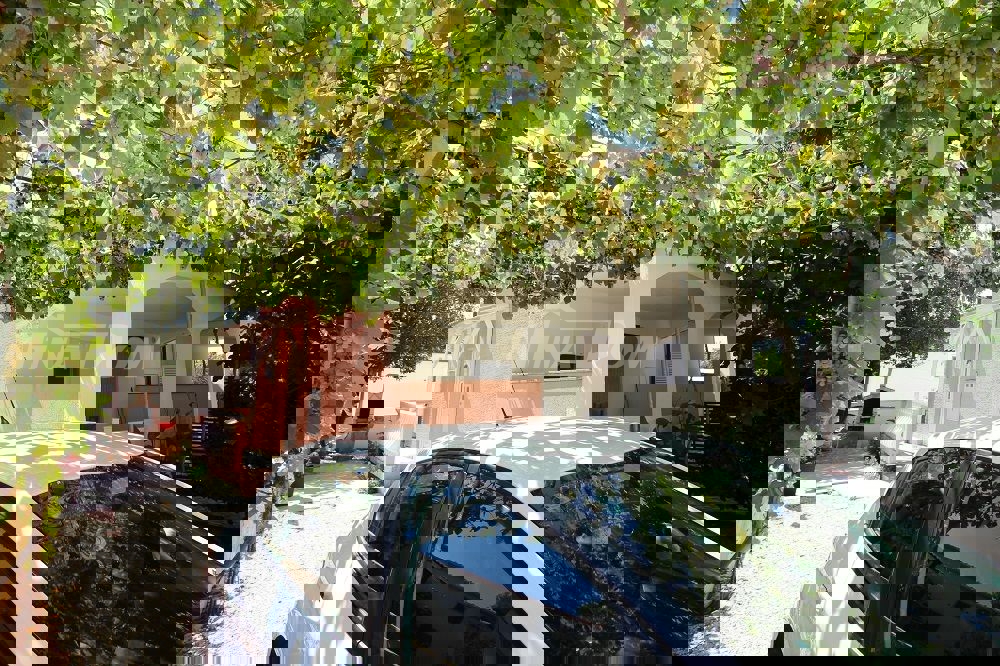 Proprietà familiare in una bellissima posizione, lato sud a 70 m. dal mare