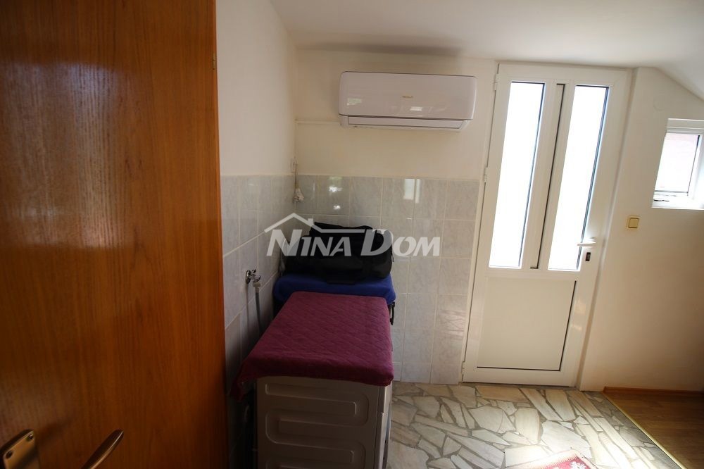 Proprietà familiare in una bellissima posizione, lato sud a 70 m. dal mare