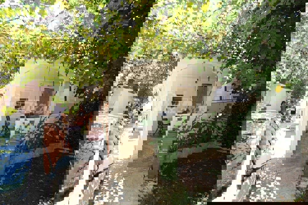 Proprietà familiare in una bellissima posizione, lato sud a 70 m. dal mare