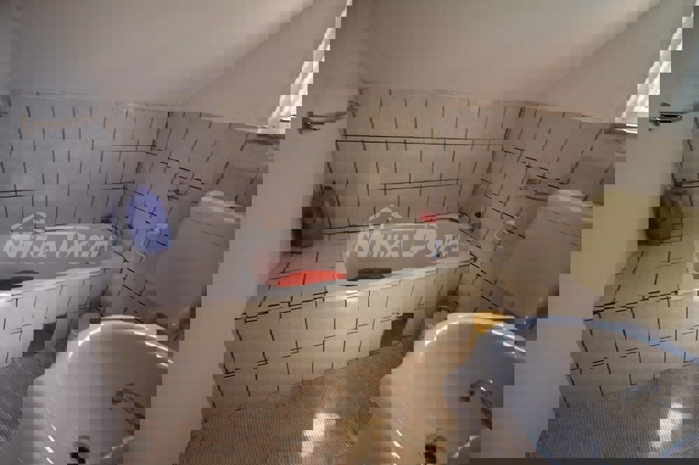 Proprietà familiare in una bellissima posizione, lato sud a 70 m. dal mare