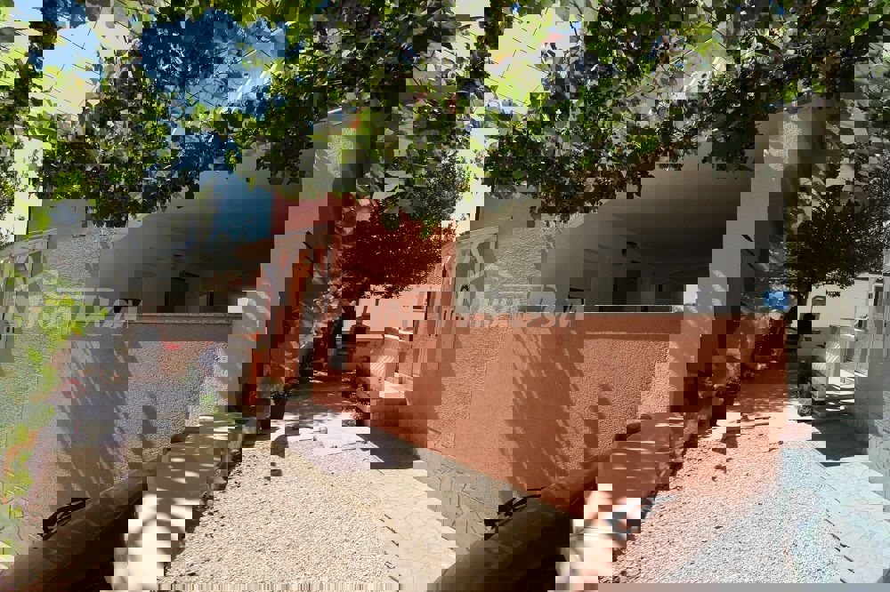 Proprietà familiare in una bellissima posizione, lato sud a 70 m. dal mare