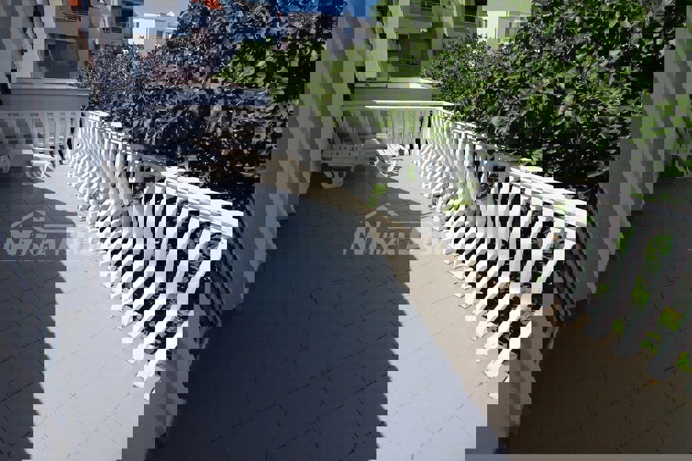 Proprietà familiare in una bellissima posizione, lato sud a 70 m. dal mare