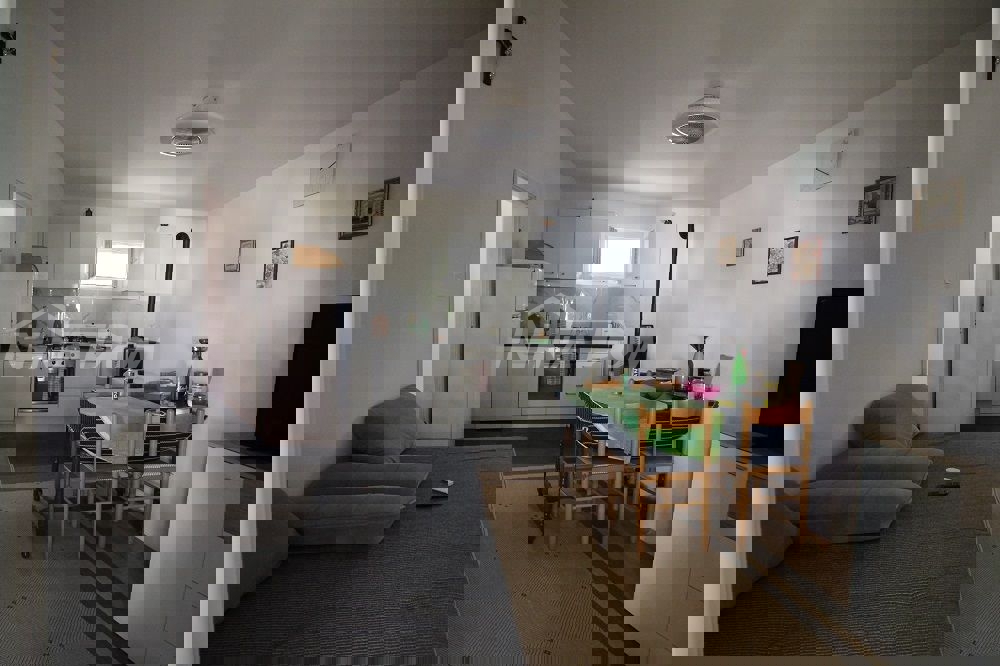 Proprietà familiare in una bellissima posizione, lato sud a 70 m. dal mare