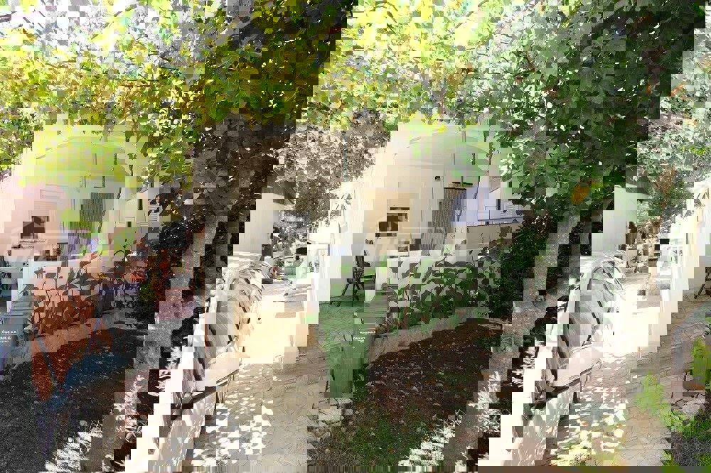 Proprietà familiare in una bellissima posizione, lato sud a 70 m. dal mare