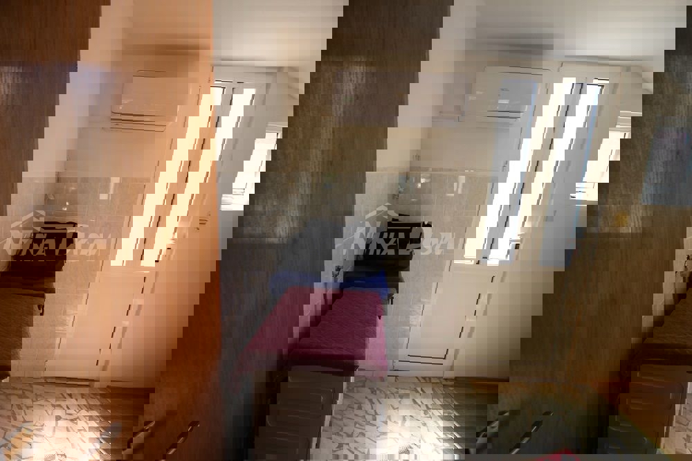 Proprietà familiare in una bellissima posizione, lato sud a 70 m. dal mare