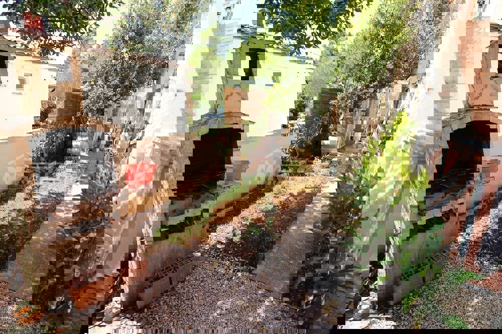 Proprietà familiare in una bellissima posizione, lato sud a 70 m. dal mare