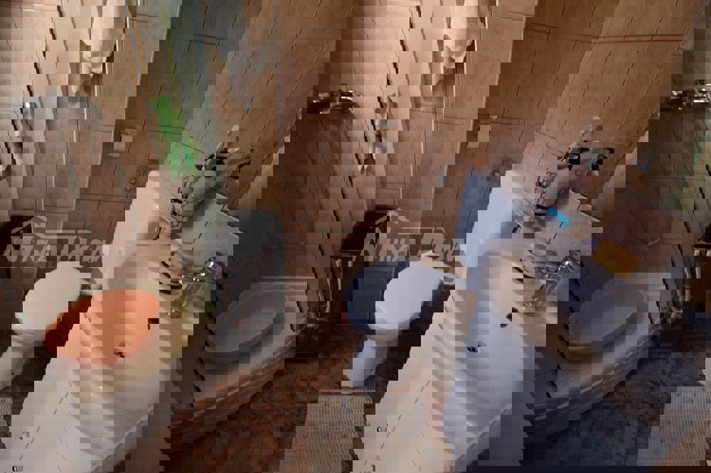 Proprietà familiare in una bellissima posizione, lato sud a 70 m. dal mare