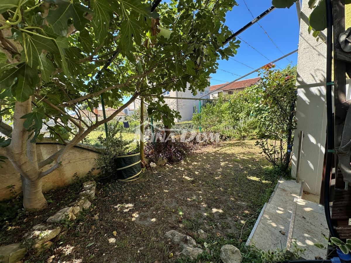 Zara – Ampio Appartamento Duplex con Giardino, Terrazza + 2 Posti Auto