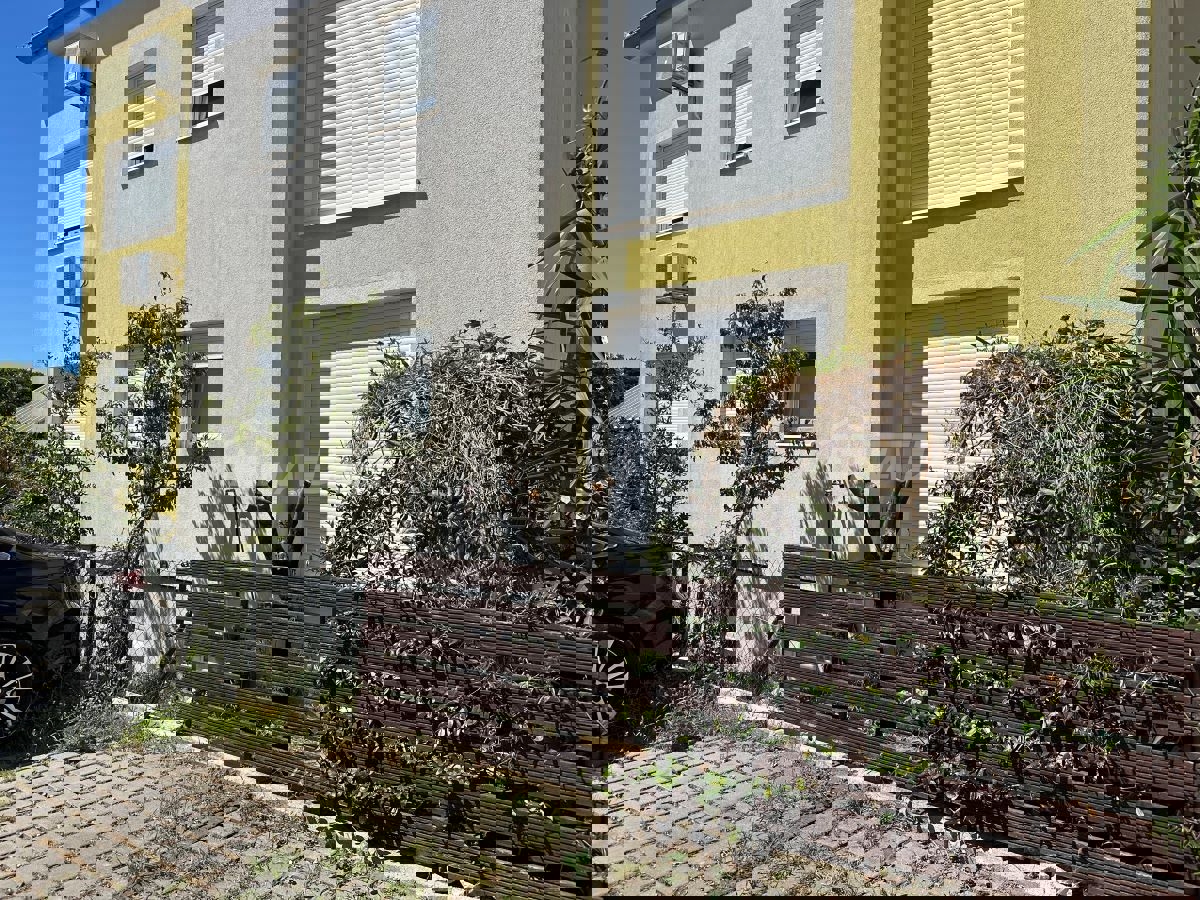 Zara – Ampio Appartamento Duplex con Giardino, Terrazza + 2 Posti Auto