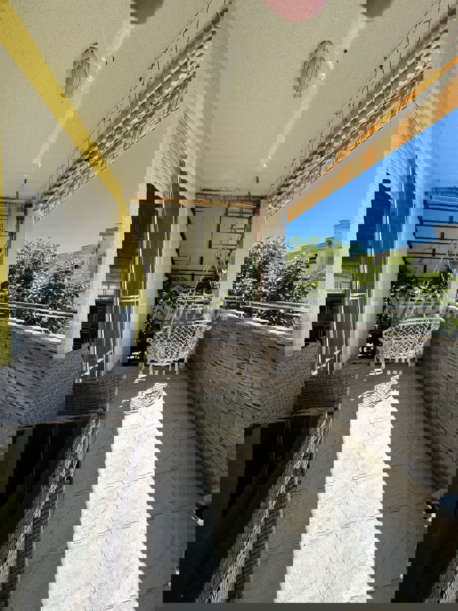 Zara – Ampio Appartamento Duplex con Giardino, Terrazza + 2 Posti Auto