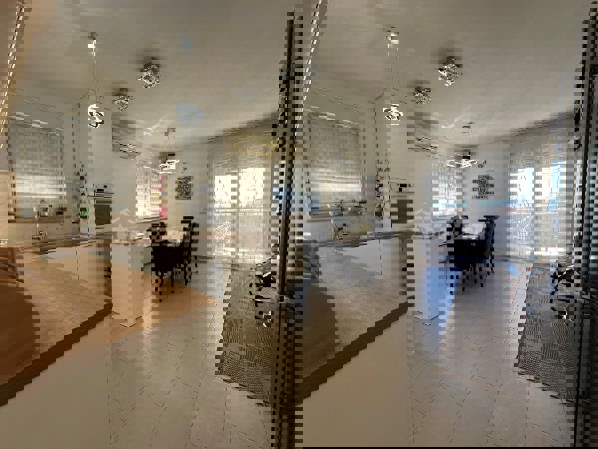 Zara – Ampio Appartamento Duplex con Giardino, Terrazza + 2 Posti Auto