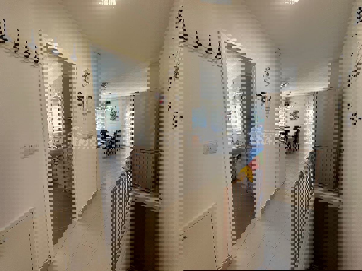 Zara – Ampio Appartamento Duplex con Giardino, Terrazza + 2 Posti Auto