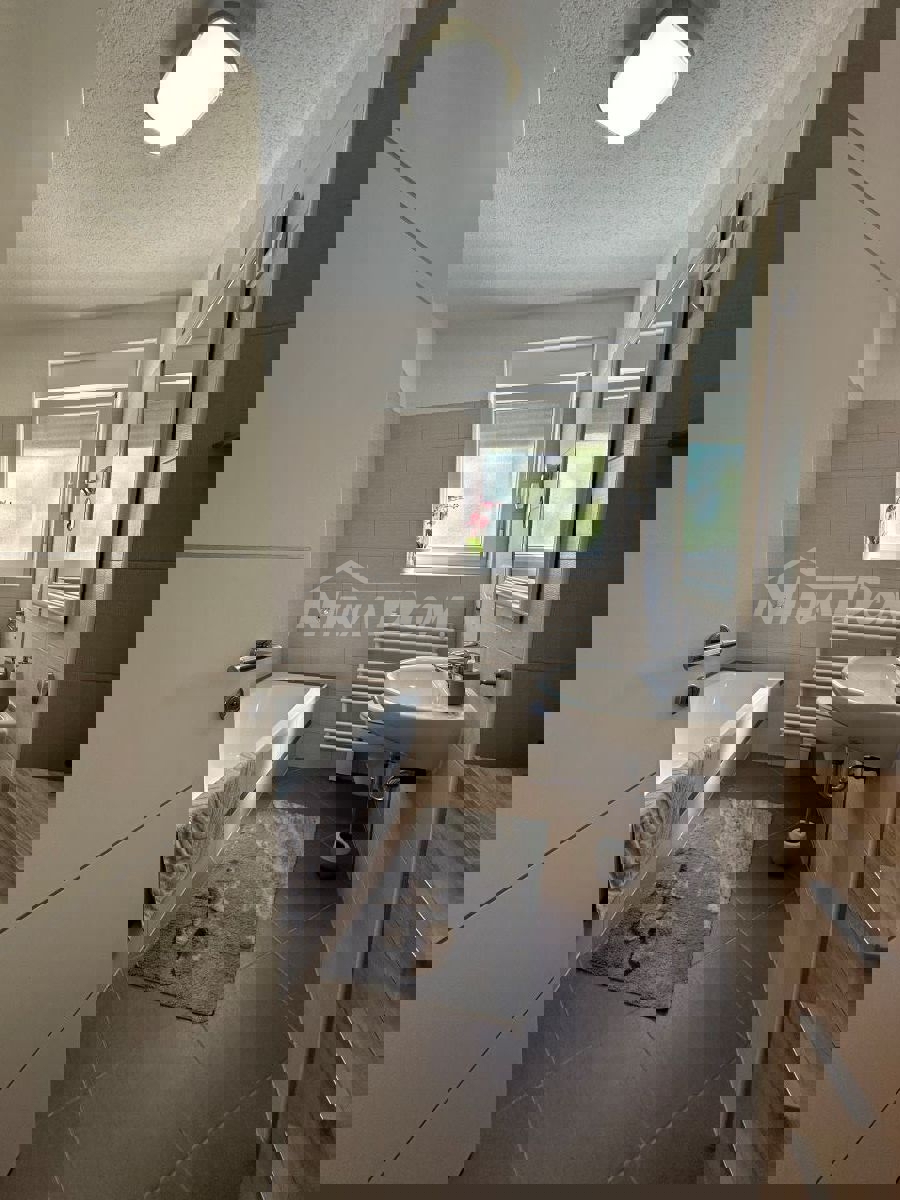 Zara – Ampio Appartamento Duplex con Giardino, Terrazza + 2 Posti Auto