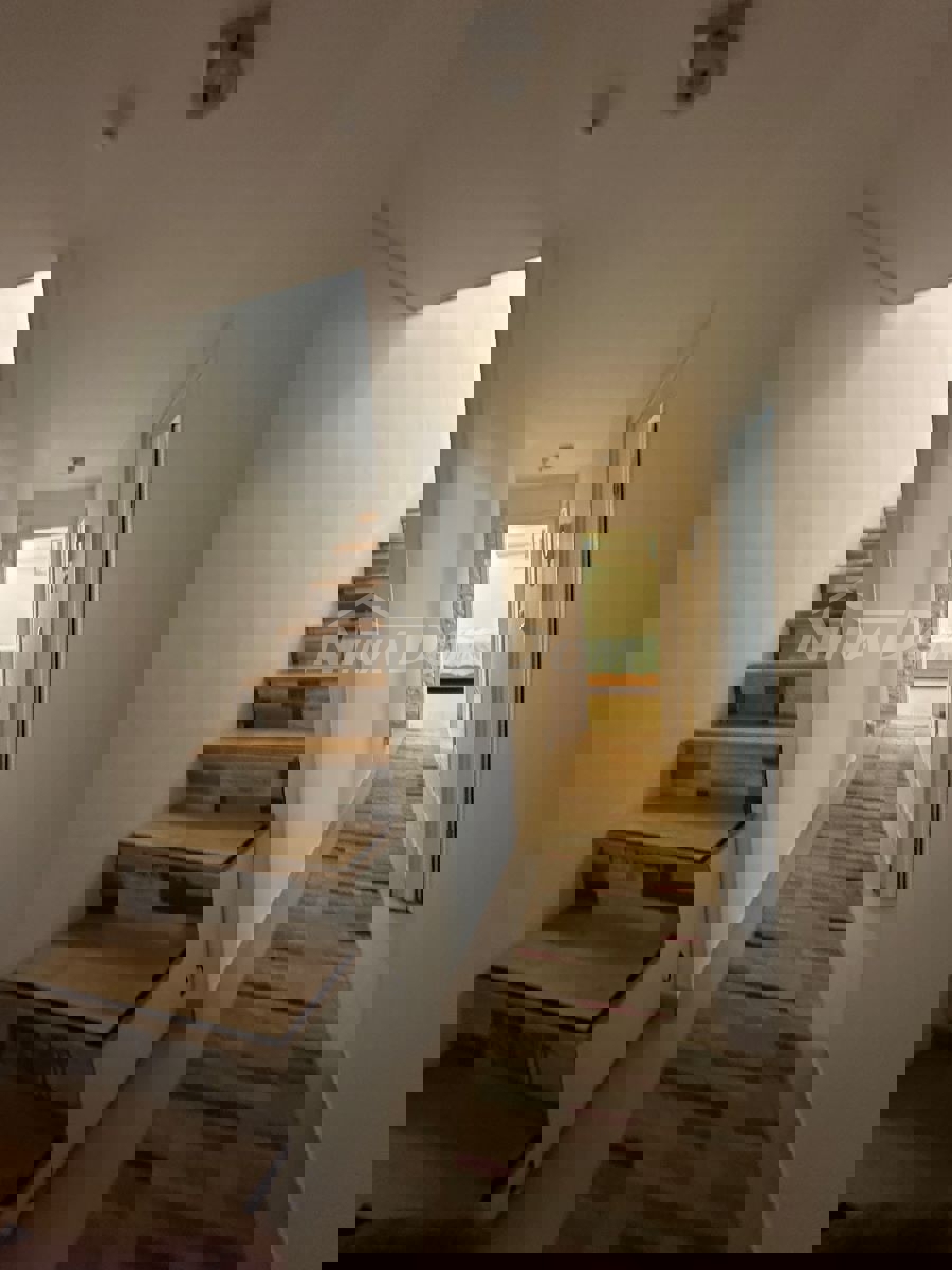 Zara – Ampio Appartamento Duplex con Giardino, Terrazza + 2 Posti Auto