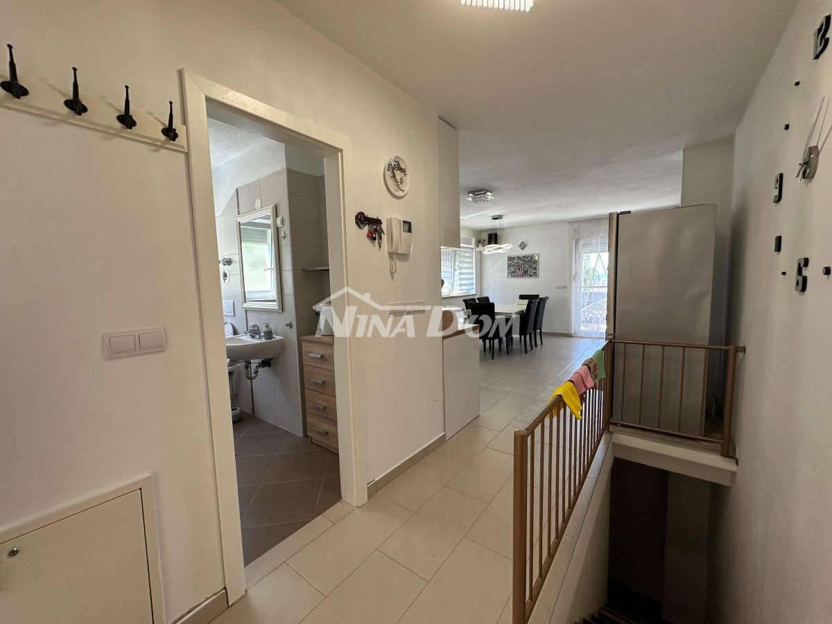 Zara – Ampio Appartamento Duplex con Giardino, Terrazza + 2 Posti Auto