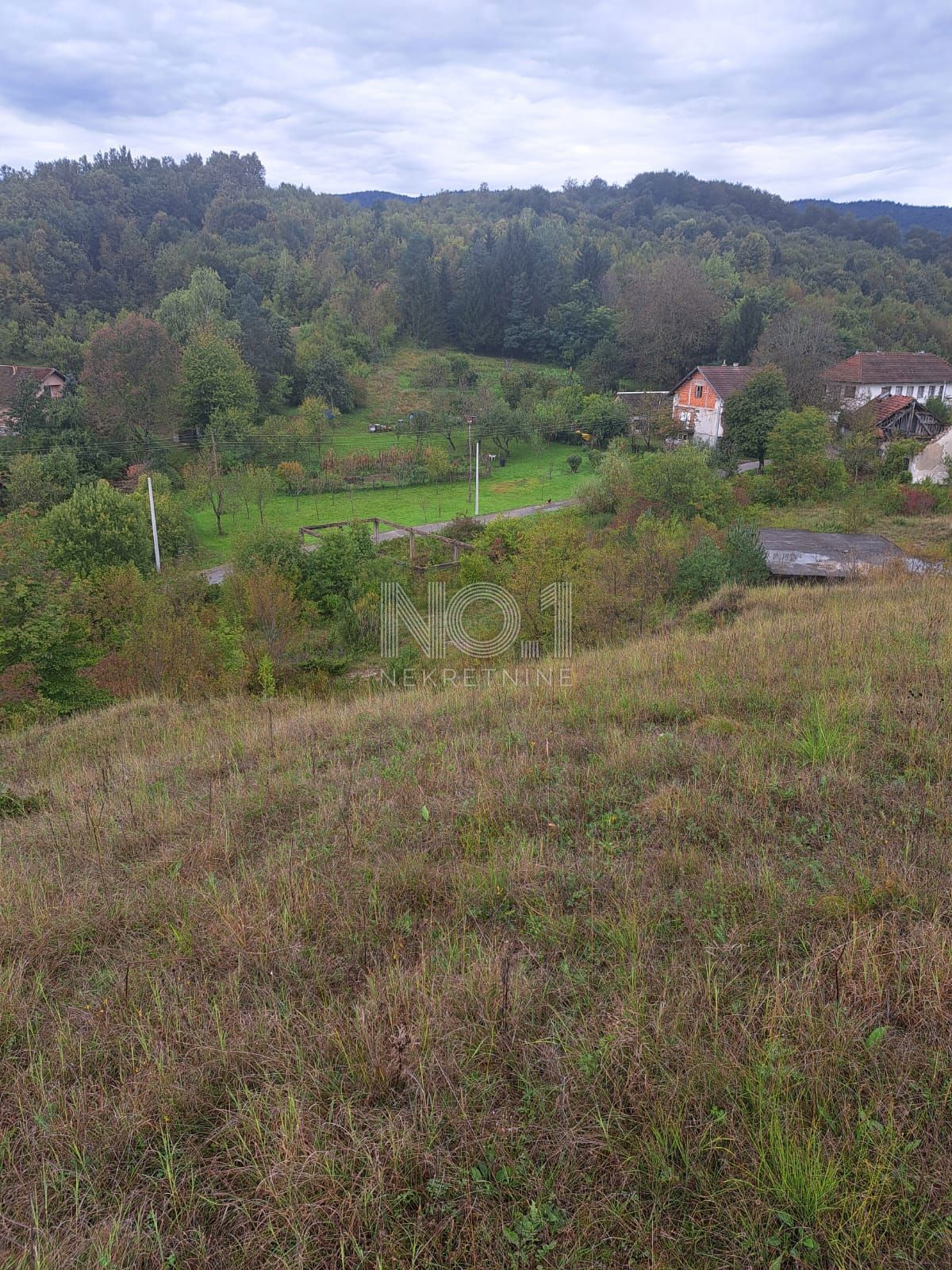 Plaski - vendita di una casa da ristrutturare con ampio terreno