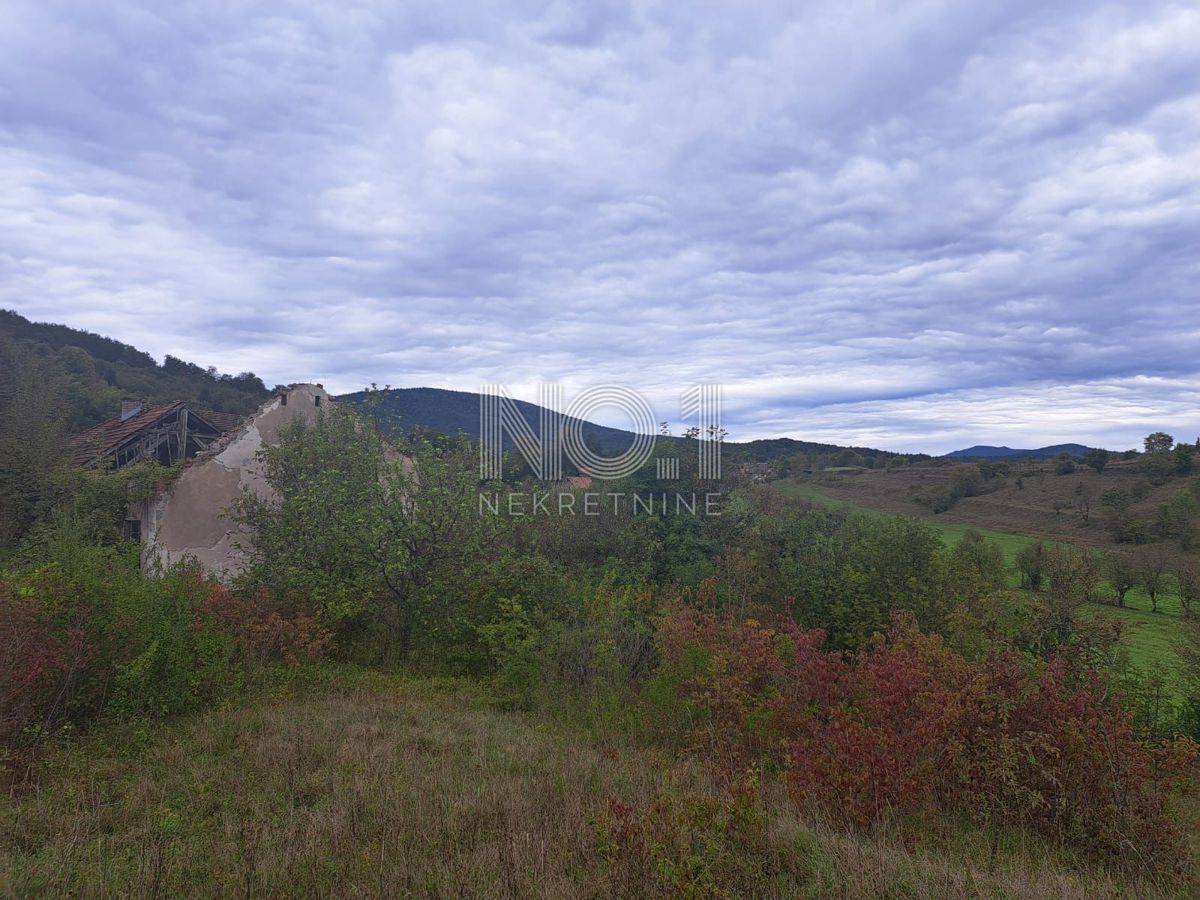 Plaski - vendita di una casa da ristrutturare con ampio terreno