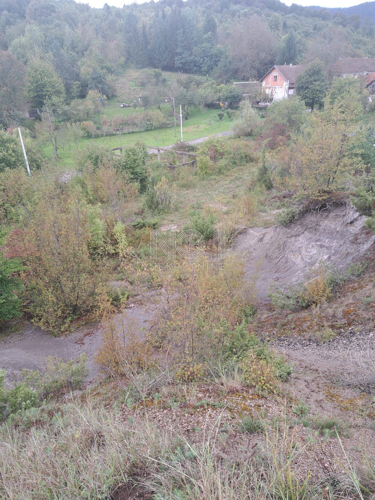 Plaski - vendita di una casa da ristrutturare con ampio terreno