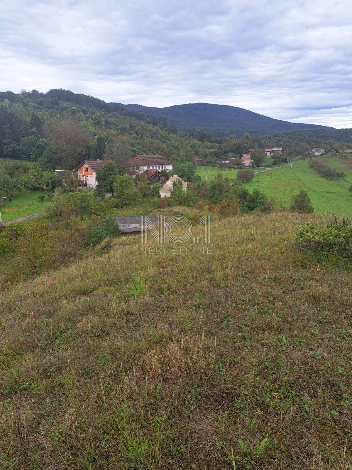 Plaski - vendita di una casa da ristrutturare con ampio terreno