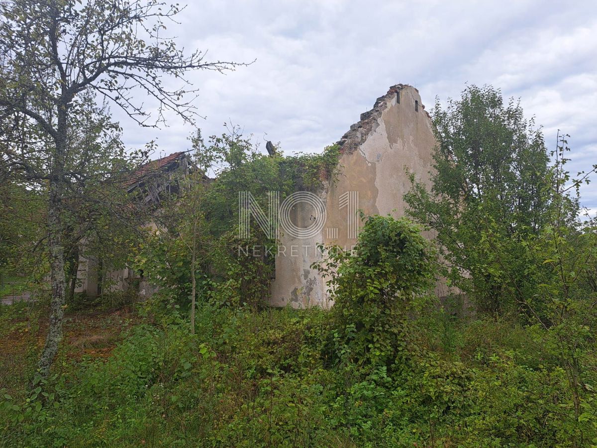 Plaski - vendita di una casa da ristrutturare con ampio terreno