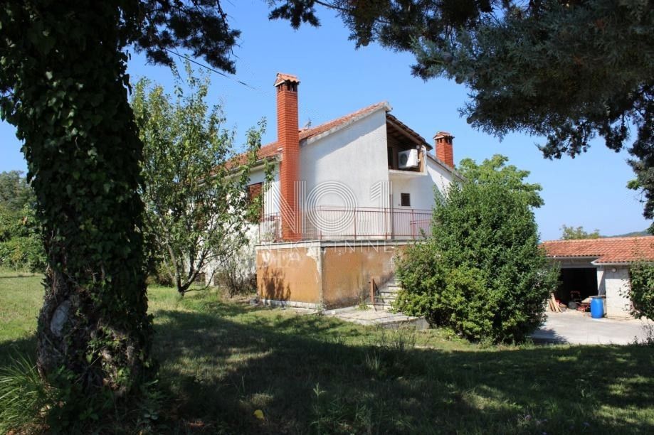 Pazin - casa familiare con 2 appartamenti e ampio giardino