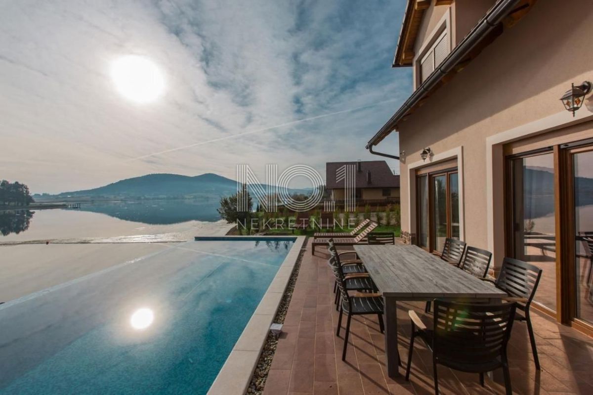 Ogulin - una bellissima villa con piscina sul lago Sabljaci