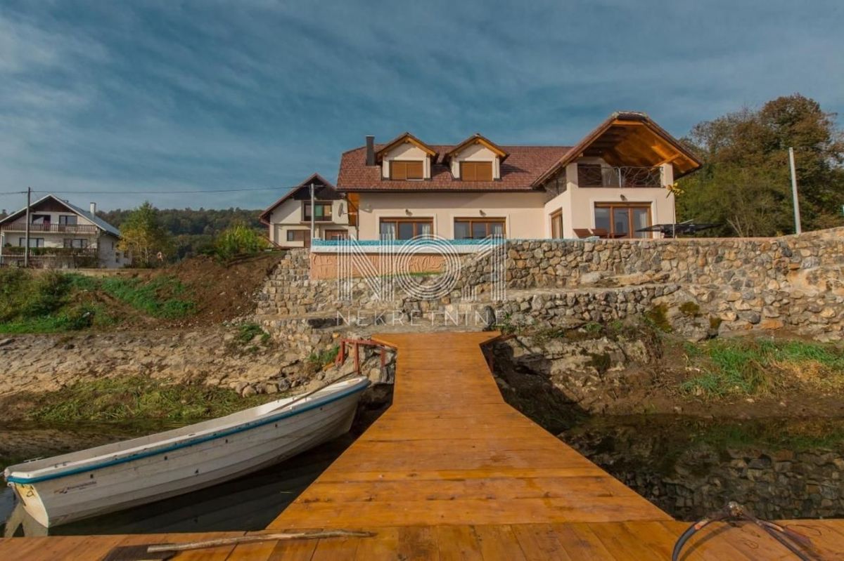 Ogulin - una bellissima villa con piscina sul lago Sabljaci