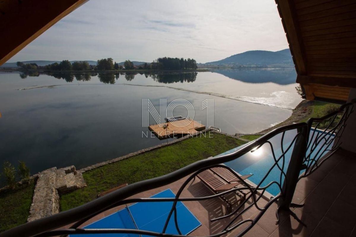 Ogulin - una bellissima villa con piscina sul lago Sabljaci