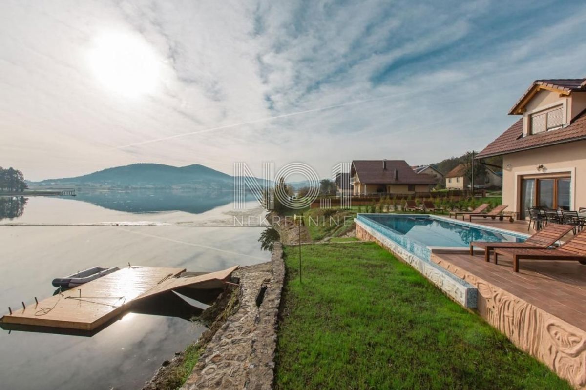 Ogulin - una bellissima villa con piscina sul lago Sabljaci