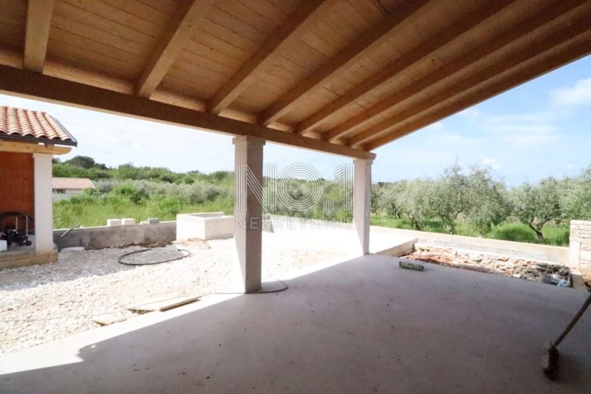 Gallesano - villa in vendita con piscina in una posizione tranquilla