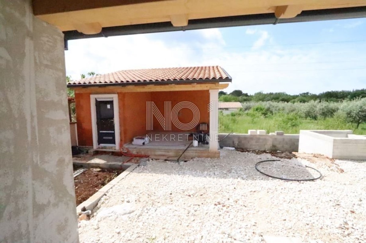 Gallesano - villa in vendita con piscina in una posizione tranquilla